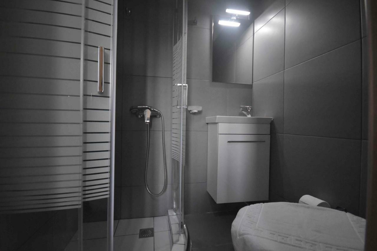 Avr Airport Deluxe Suites 4 Markópoulon Exteriör bild